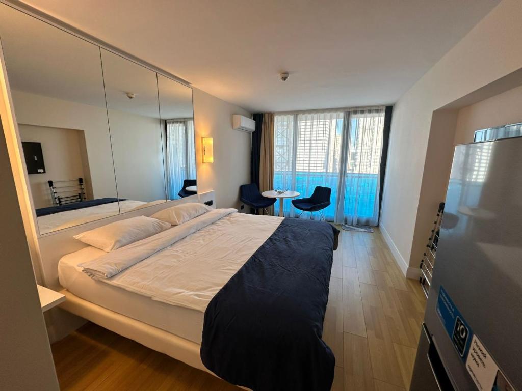 سرير أو أسرّة في غرفة في Orbi city mia luxury studio