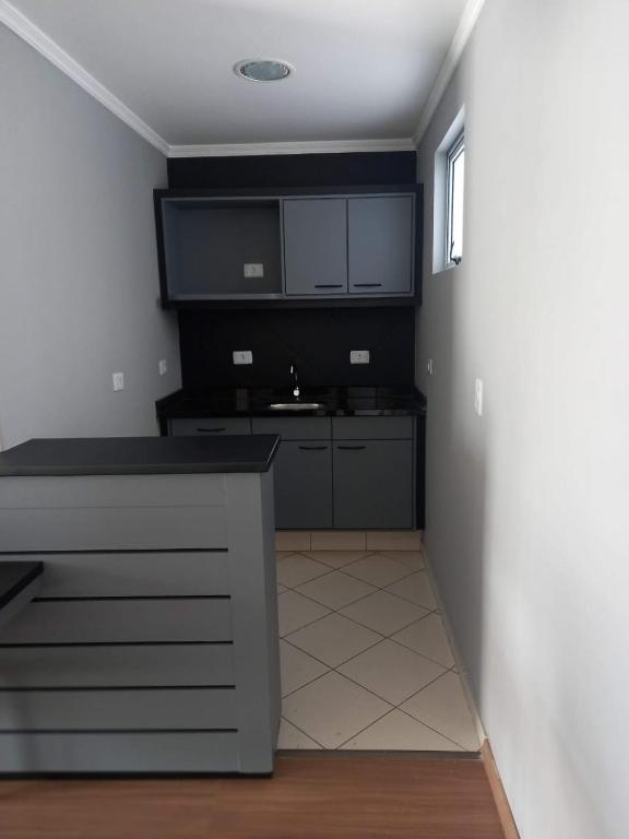 A cozinha ou cozinha compacta de Astron Suítes São José dos Pinhais by Nobile