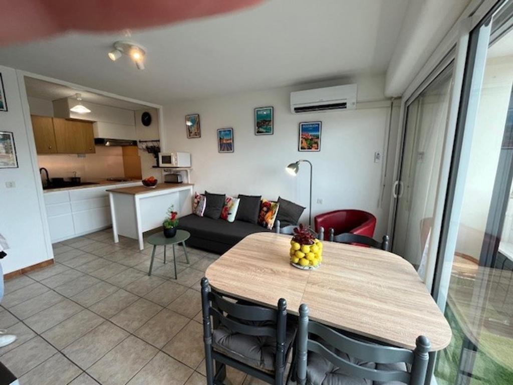Kuchyňa alebo kuchynka v ubytovaní Appartement T2 avec loggias, face aux thermes, parking privé, WIFI gratuit, animaux admis - Balaruc - FR-1-503-138