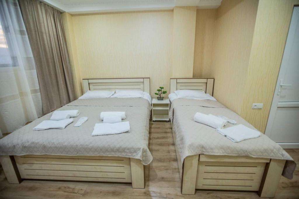 Postel nebo postele na pokoji v ubytování Tbilisi Town