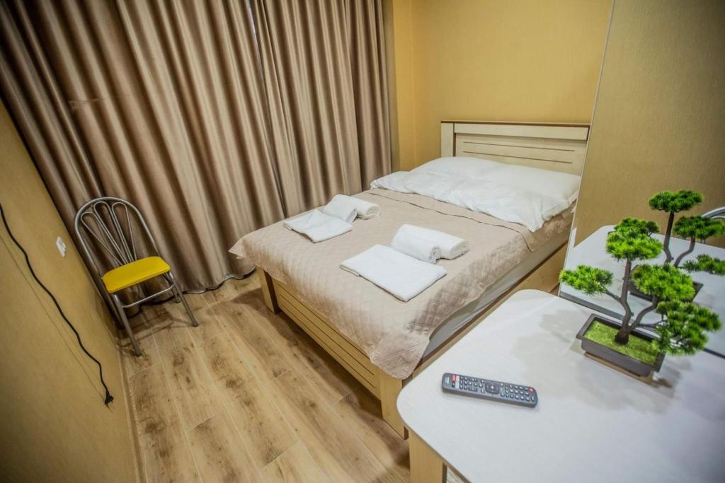 Postel nebo postele na pokoji v ubytování Tbilisi Town