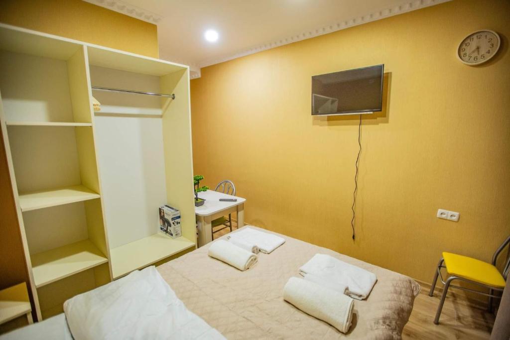 Postel nebo postele na pokoji v ubytování Tbilisi Town