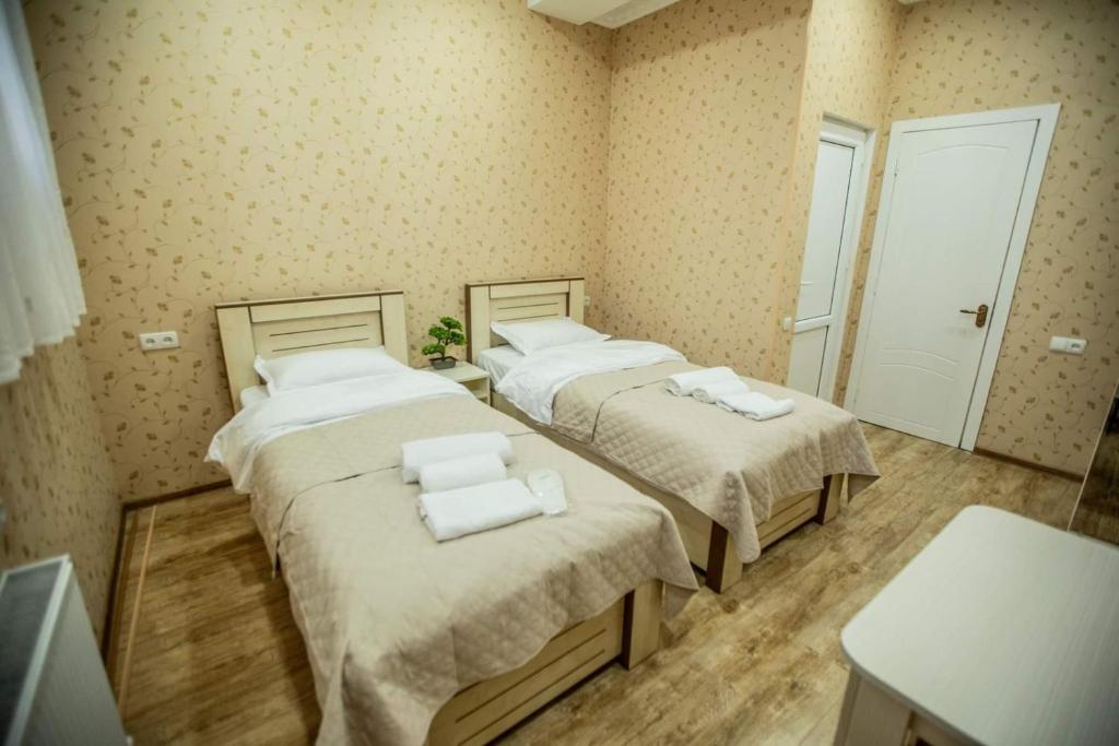 Postel nebo postele na pokoji v ubytování Tbilisi Town