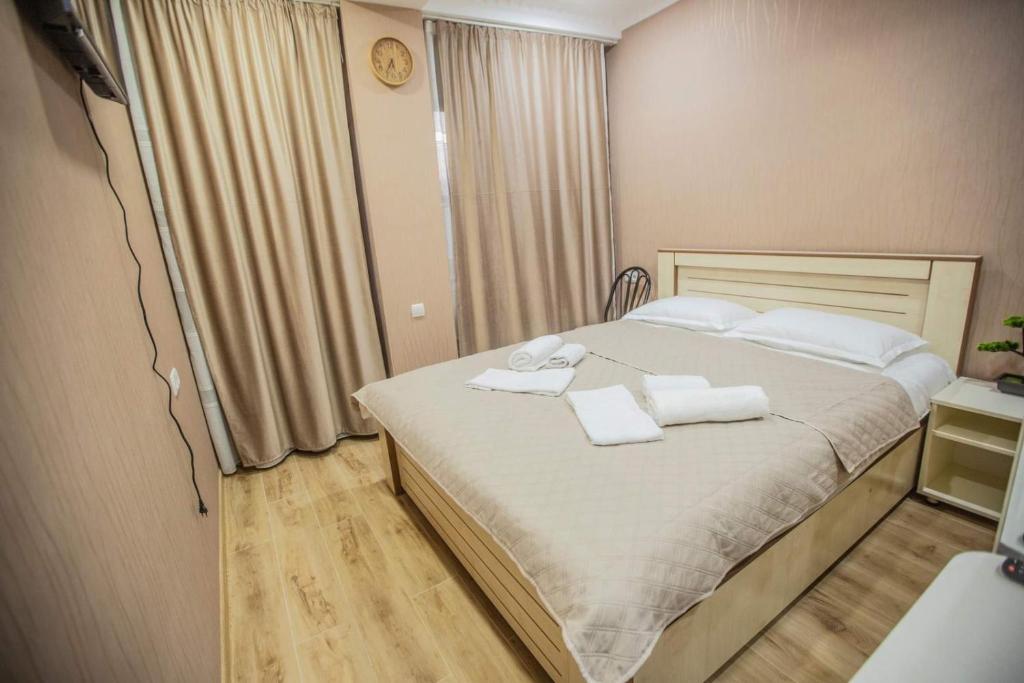 Postel nebo postele na pokoji v ubytování Tbilisi Town