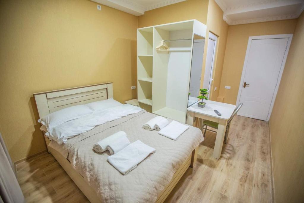 Postel nebo postele na pokoji v ubytování Tbilisi Town