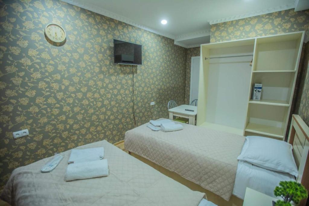 Postel nebo postele na pokoji v ubytování Tbilisi Town