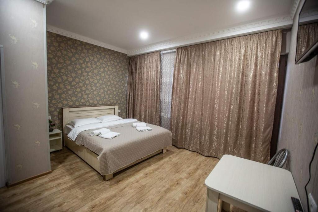Postel nebo postele na pokoji v ubytování Tbilisi Town