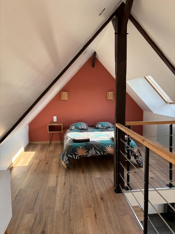 une chambre avec un lit dans un grenier dans l'établissement La Hulotte 2 - Sur la route du Mont-St-Michel, à Céaux