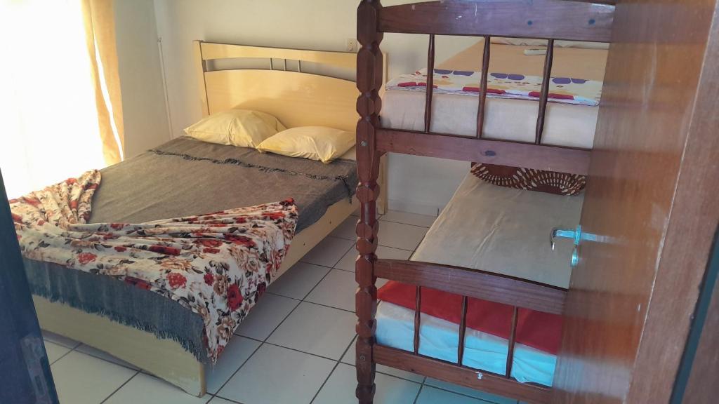 een slaapkamer met een stapelbed en een ladder naar een stapelbed bij Hote pousada cruz in São Francisco do Sul