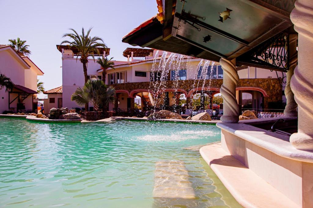 een zwembad in een resort met een fontein bij Los Cabos Golf Resort, Trademark Collection by Wyndham in Cabo San Lucas