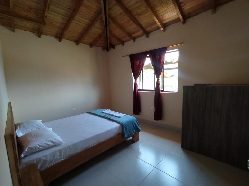 ココルナにあるCentro vacacional campo verdeのベッドと窓のある寝室