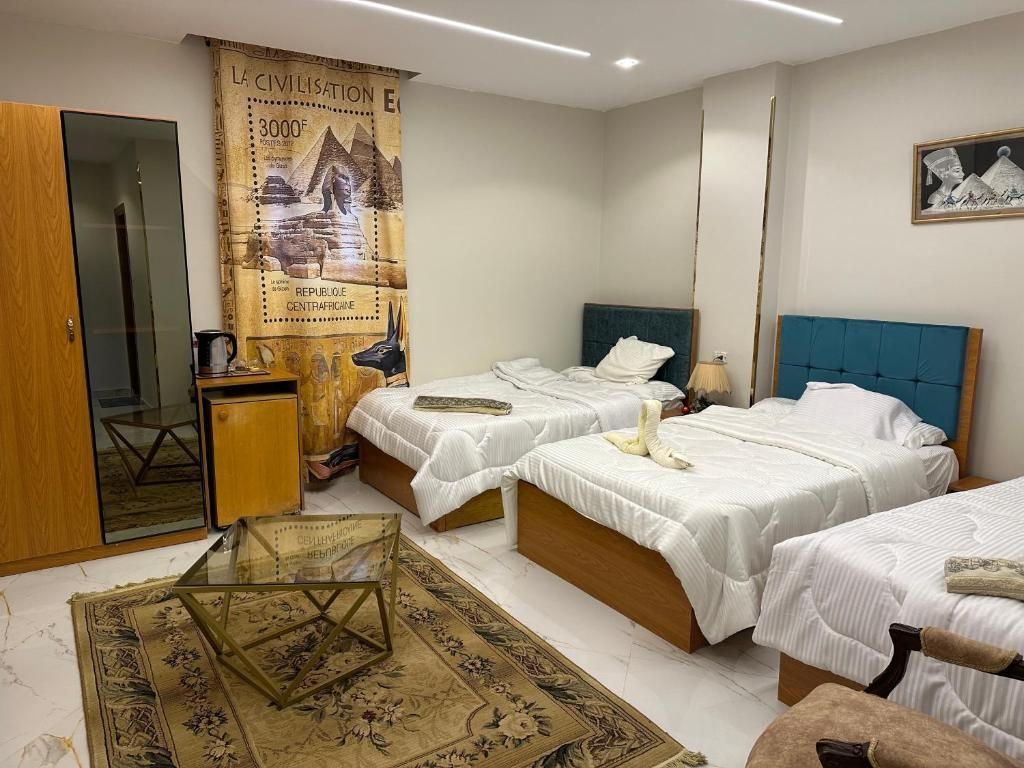Łóżko lub łóżka w pokoju w obiekcie Hapi Pyramids Hotel