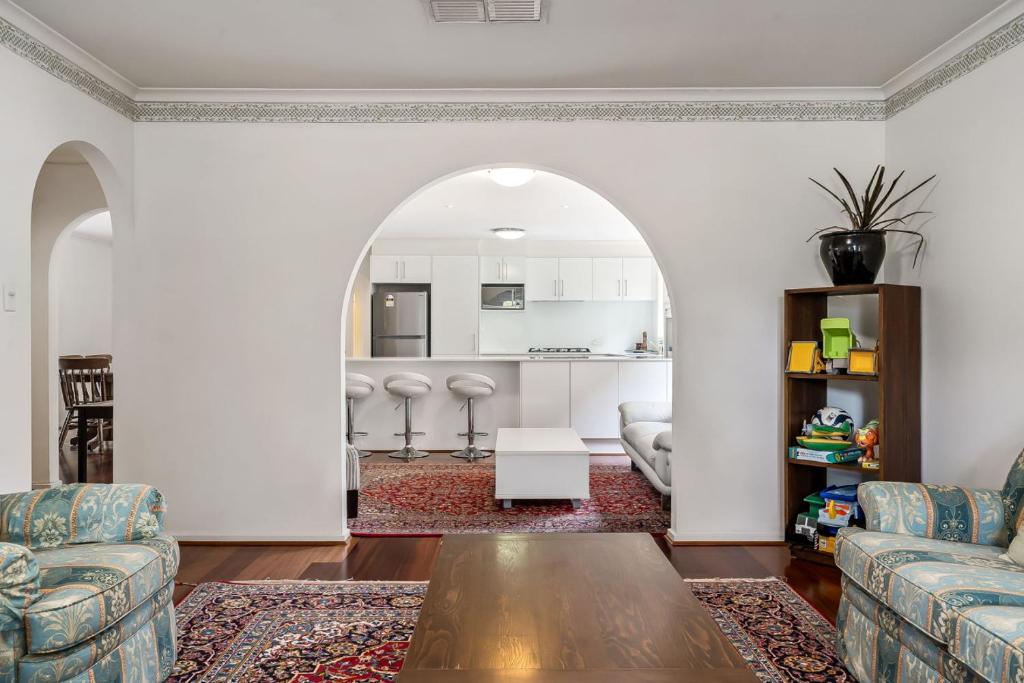 Χώρος καθιστικού στο Common Occurrence - Perfectly Positioned in Mile End