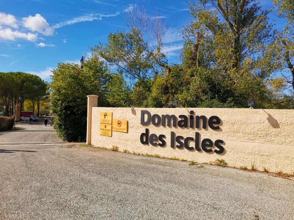 un panneau pour dominer les deselles sur un mur dans l'établissement Mobilhome dans camping 3 étoiles en Provence, à La Roque-dʼAnthéron