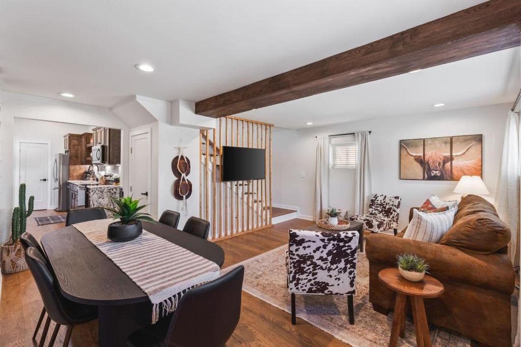 una sala de estar con un sofá y una mesa en Vibrant Multi Condo Building that Sleeps 48 with 7 Units, en Nashville