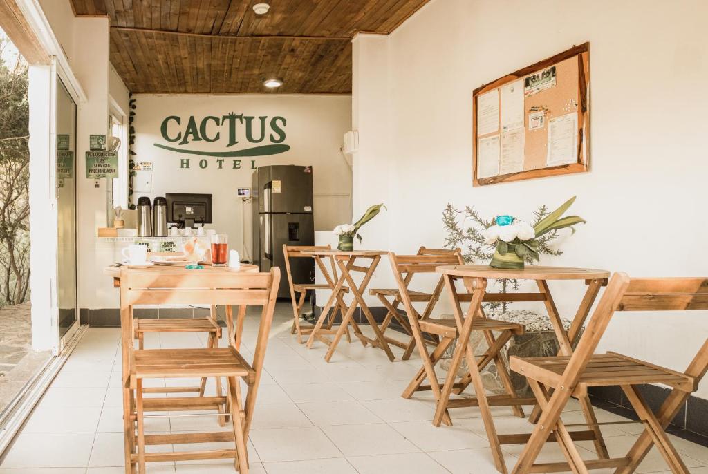 eine Reihe von Tischen und Stühlen in einem Restaurant in der Unterkunft Hotel Cactus Taganga in Taganga