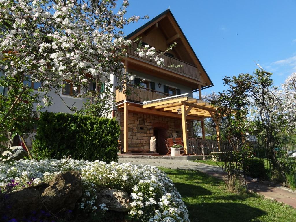 uma casa com flores em frente em Ferienhaus Zotter em Feldbach