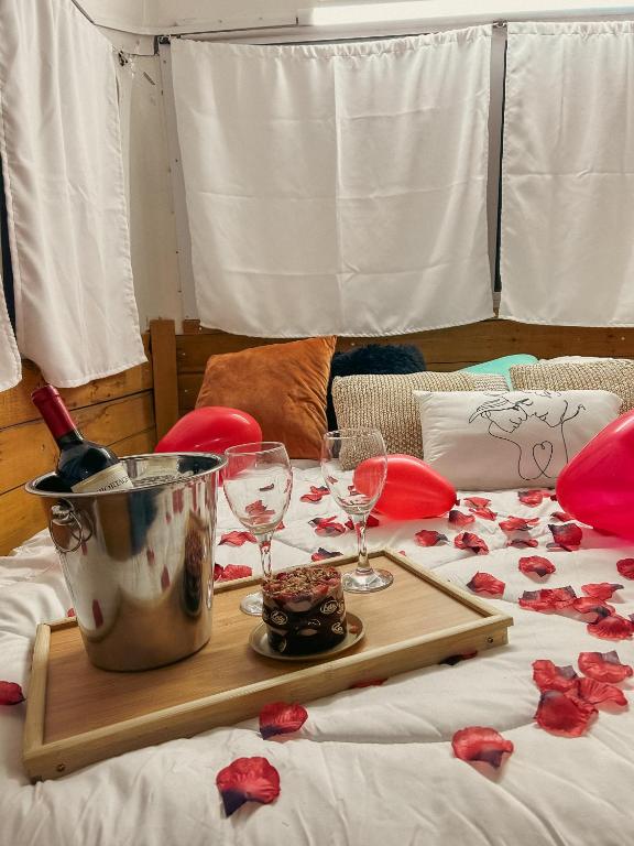 Postel nebo postele na pokoji v ubytování Glamping Bus Los Lirios