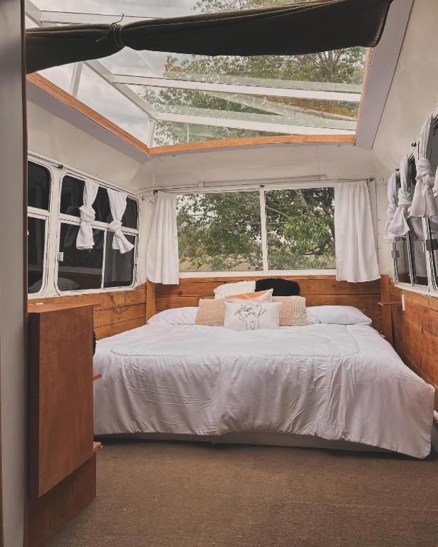 Postel nebo postele na pokoji v ubytování Glamping Bus Los Lirios
