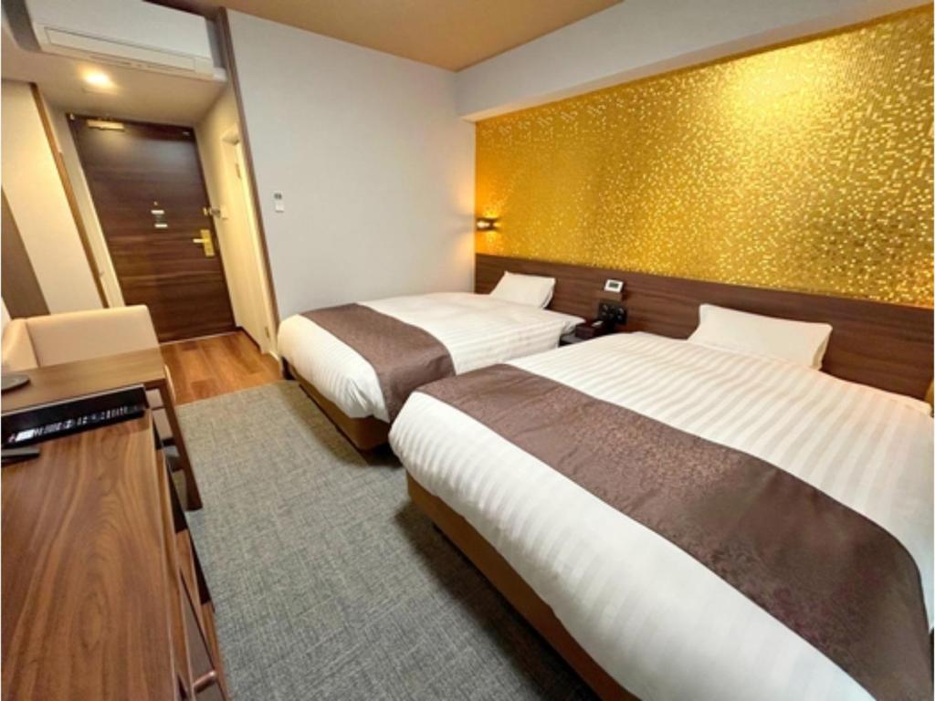a hotel room with two beds and a mirror at Second Inn Hana Hotel Hanazono Inter - Vacation STAY 40299v in Fukaya