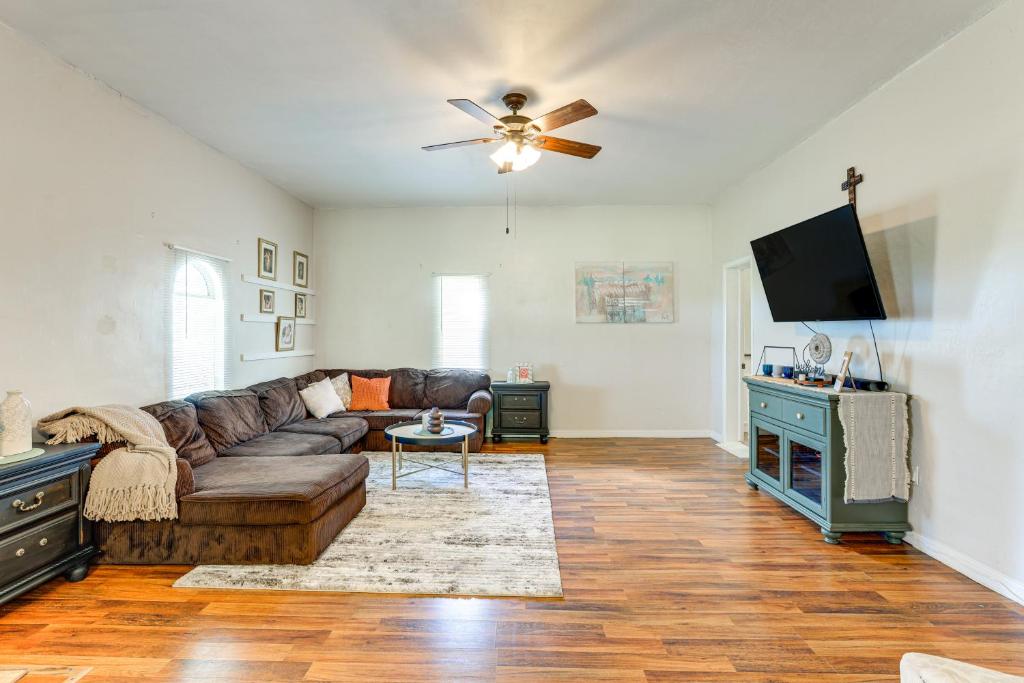 Una sala de estar con un sofá y un televisor de pantalla plana. en Private Patio with View Peaceful Trenton Home, en Trenton