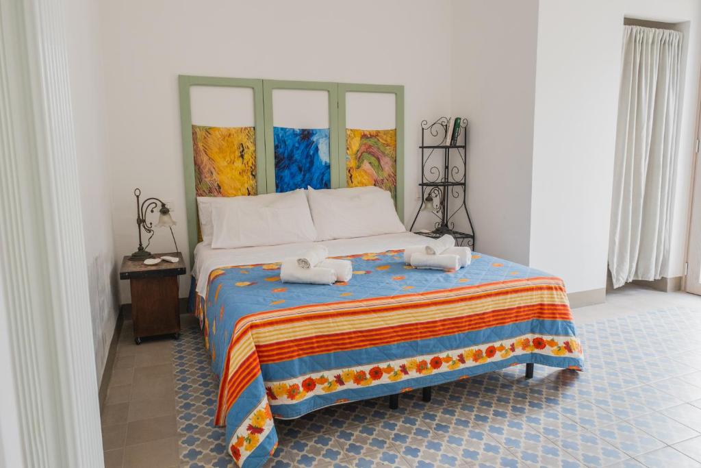 une chambre avec un lit avec deux serviettes dessus dans l'établissement Verso Sud, Torre Canne, à Torre Canne