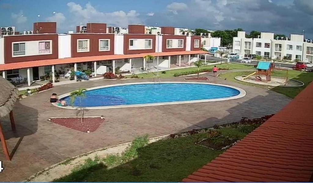 坎昆casa coyuca 4的建筑物前的游泳池