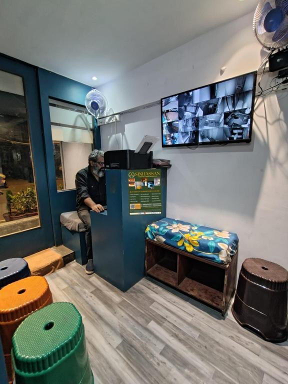 TV a/nebo společenská místnost v ubytování Sinhassan Dormitory Hostel Juhu