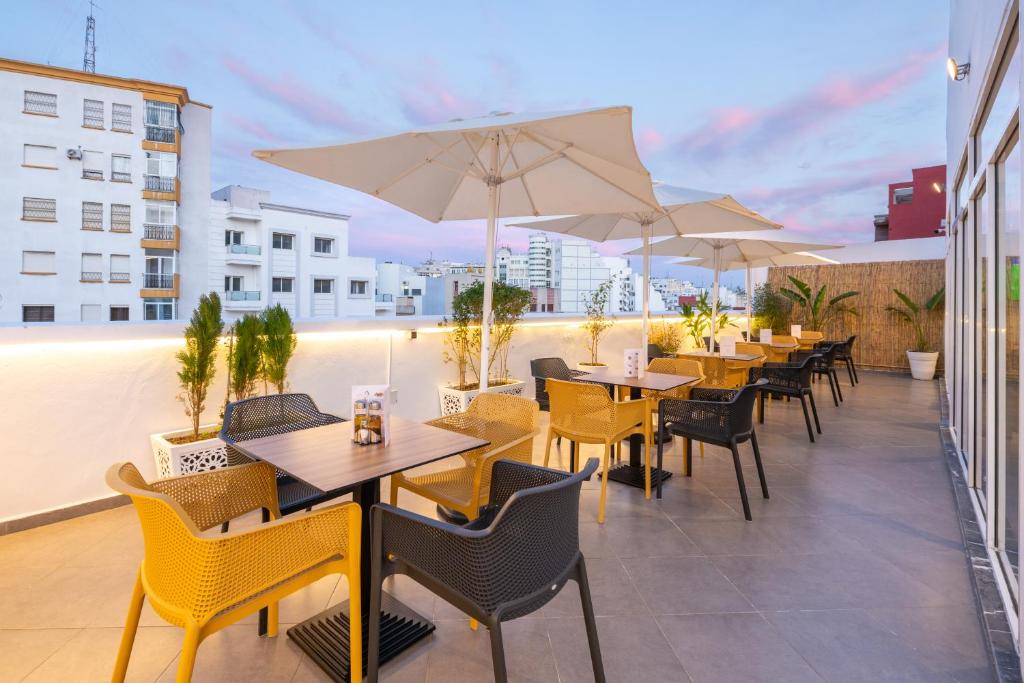 Restoran või mõni muu söögikoht majutusasutuses Hotel Etoile Du Nord