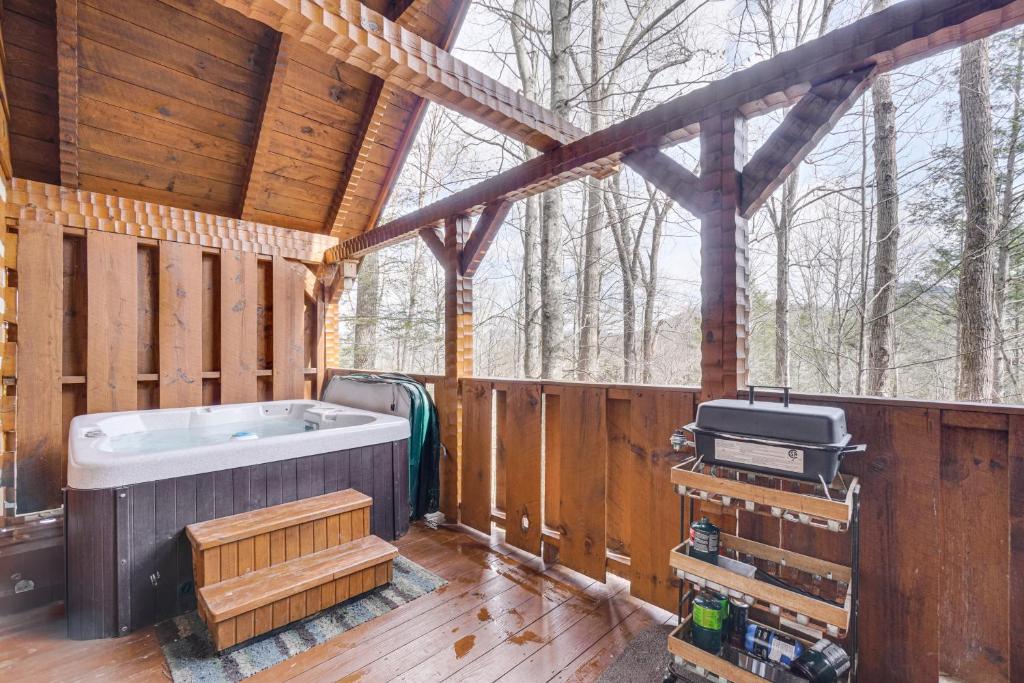 Imagine din galeria proprietății Honey Bear Pause Rural Escape with Porch and Hot Tub! în Townsend