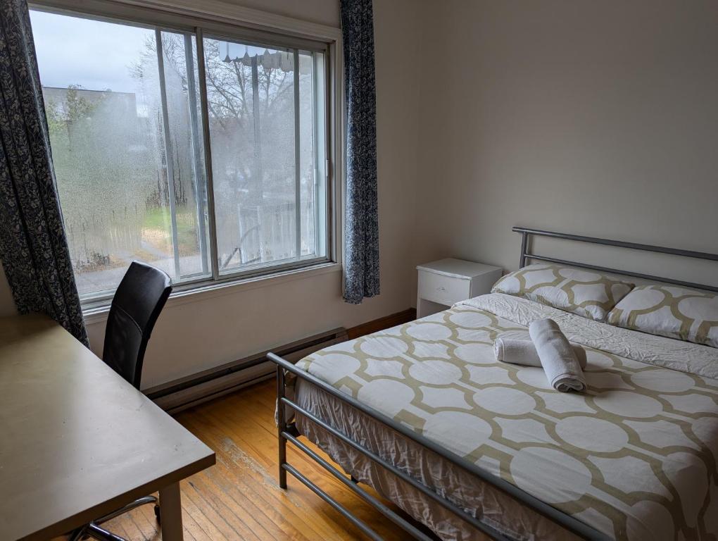 Postel nebo postele na pokoji v ubytování Bright room near Metro Monk station with Self Check-in