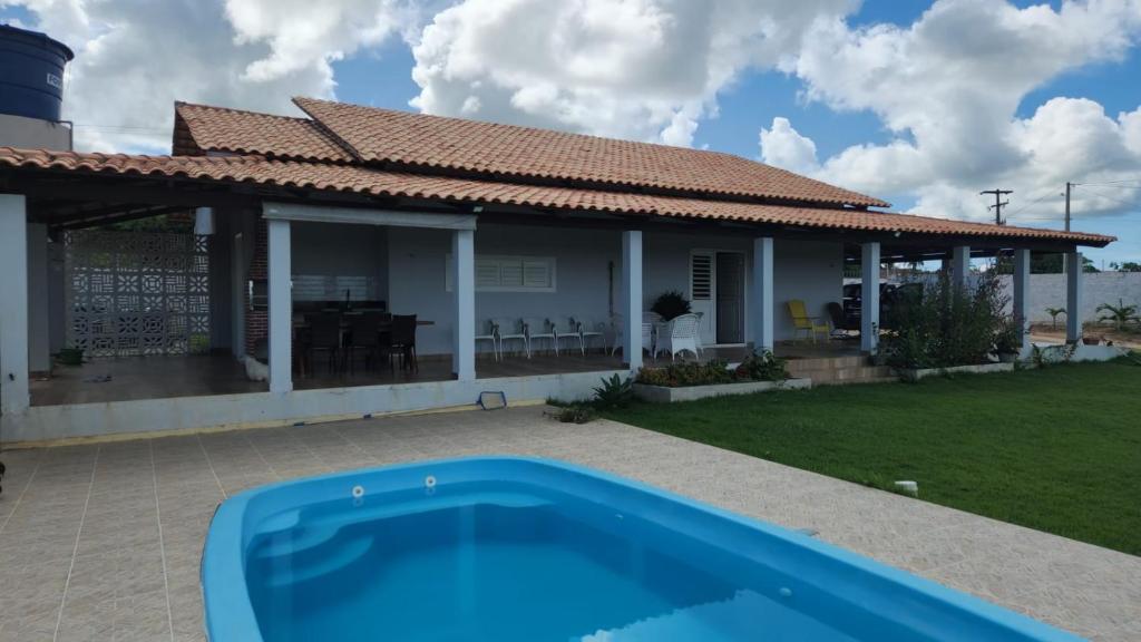 une maison avec une piscine devant dans l'établissement Recanto do Sossego, à São José de Mipibu