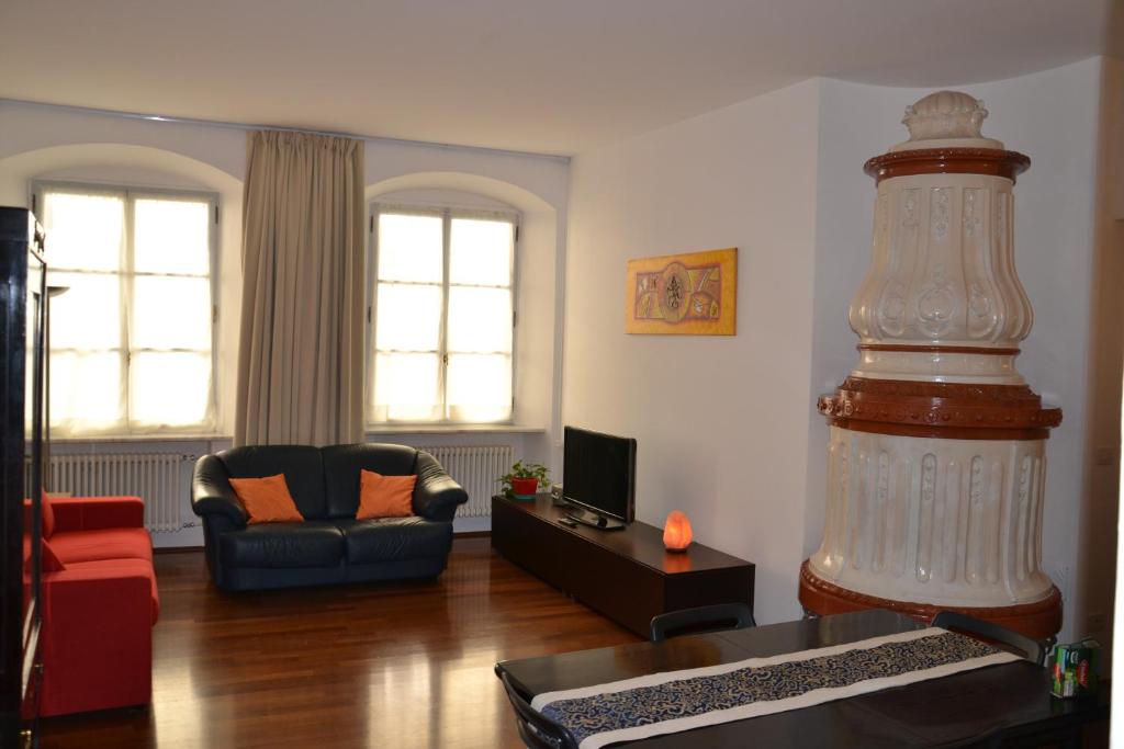 salon z kanapą i salon z dużym pokojem w obiekcie Guesthouse Bauzanum Streiter w mieście Bolzano