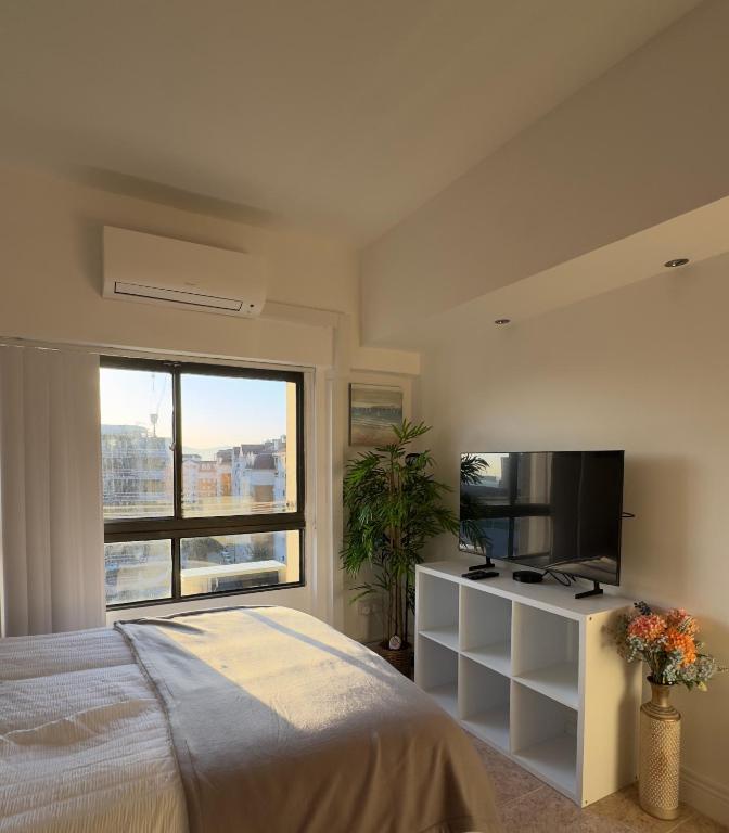 TV a/nebo společenská místnost v ubytování Cosy Studio in City Centre with Pool