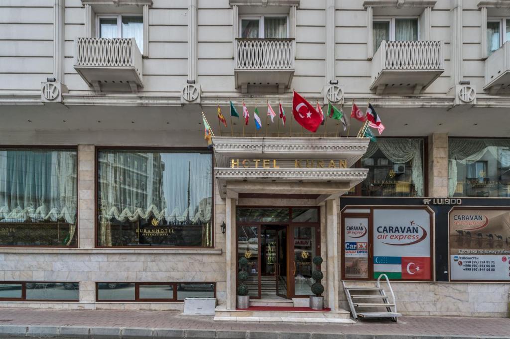 イスタンブールにあるKuran Hotel Internationalの旗の付いた建物の外観