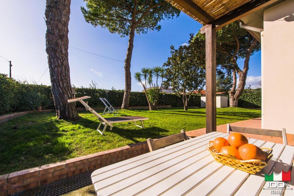 una cesta de naranjas sentada en una mesa en un patio en Livingapple Beach, en Minturno