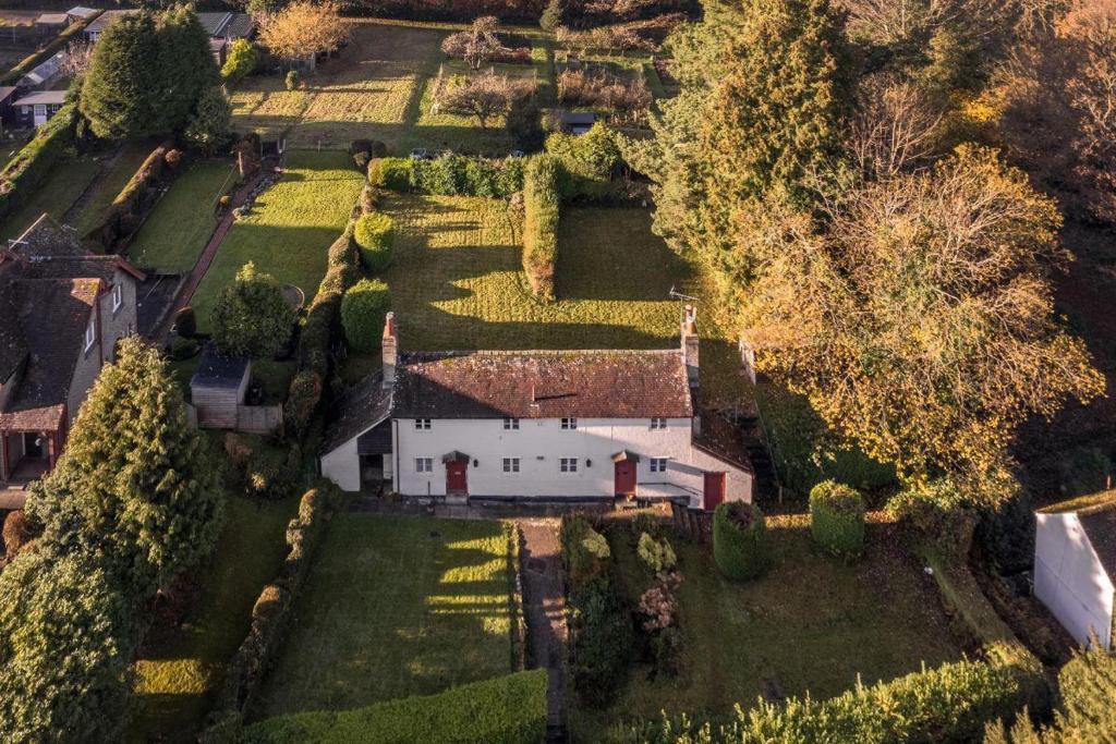 eine Luftansicht eines weißen Hauses in einem Hof in der Unterkunft Mantlemas Cottage in Turners Hill