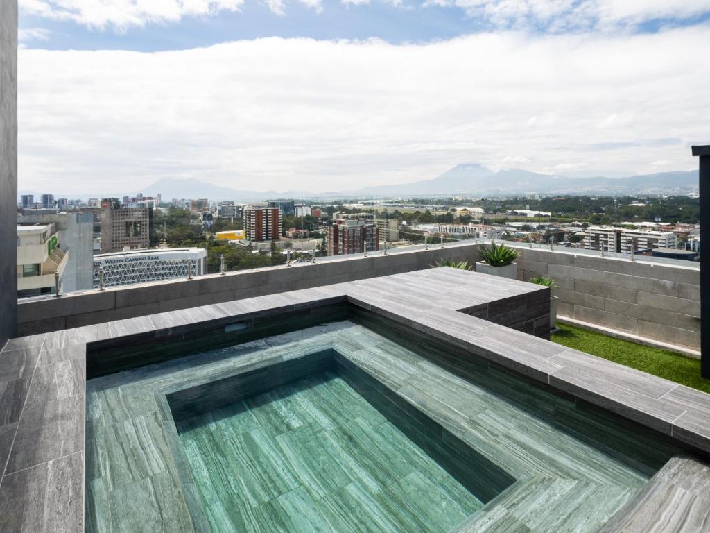 Bazén v ubytování Wyndham Garden Guatemala City nebo v jeho okolí