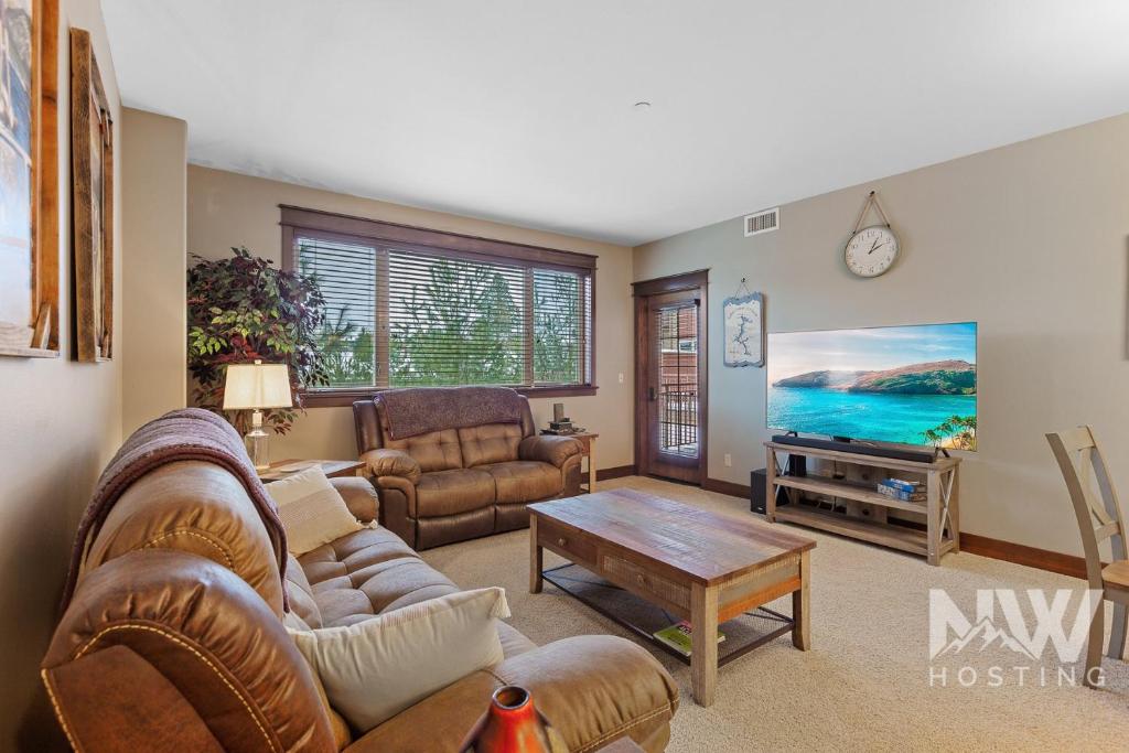 Μια τηλεόραση ή/και κέντρο ψυχαγωγίας στο Elegant 2BR Condo in Riverstone