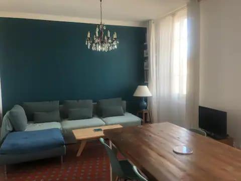 un salon avec un canapé bleu et une table dans l'établissement Belfort, à Cannes