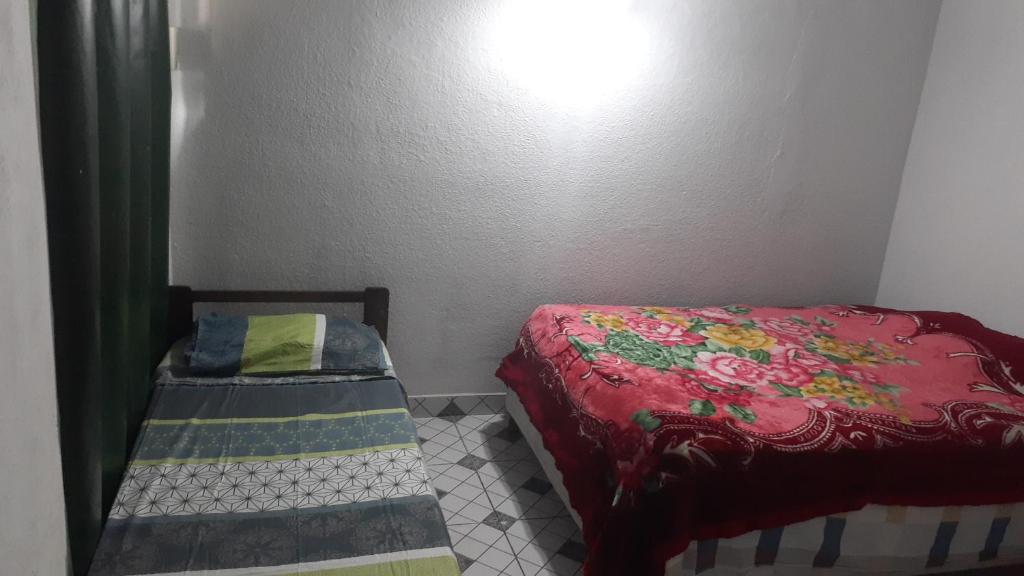 Kleines Zimmer mit einem Bett und einem kleinen Bett sidx sidx sidx sidx in der Unterkunft Ultra in Ituzaingó