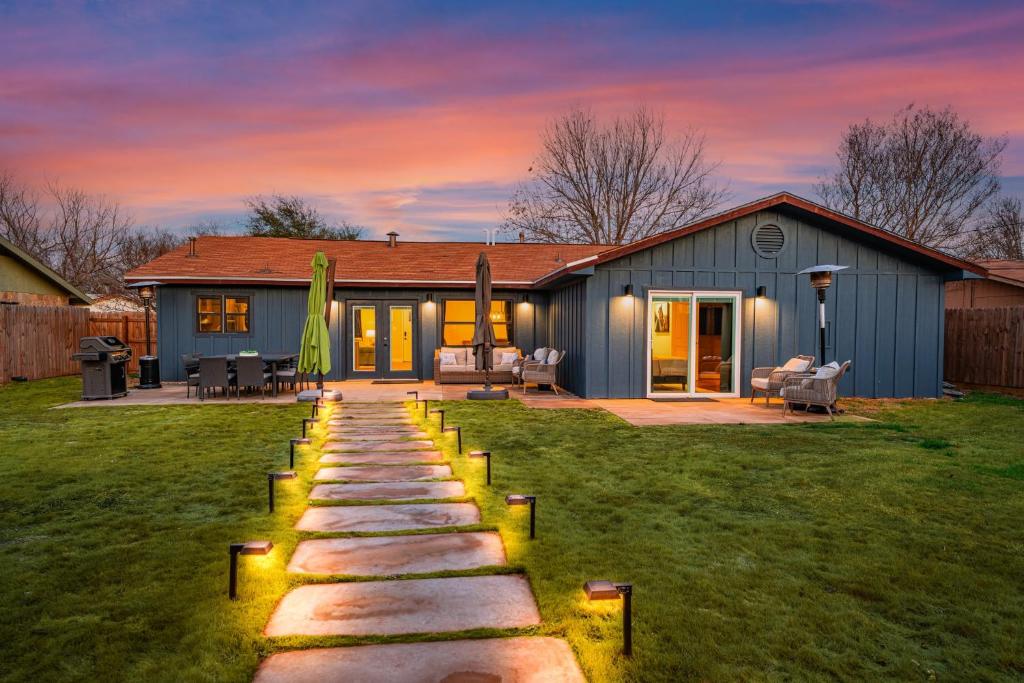 einen Sprungsteinweg vor einem Haus in der Unterkunft Das Blaue Haus - Close to wine route in Fredericksburg