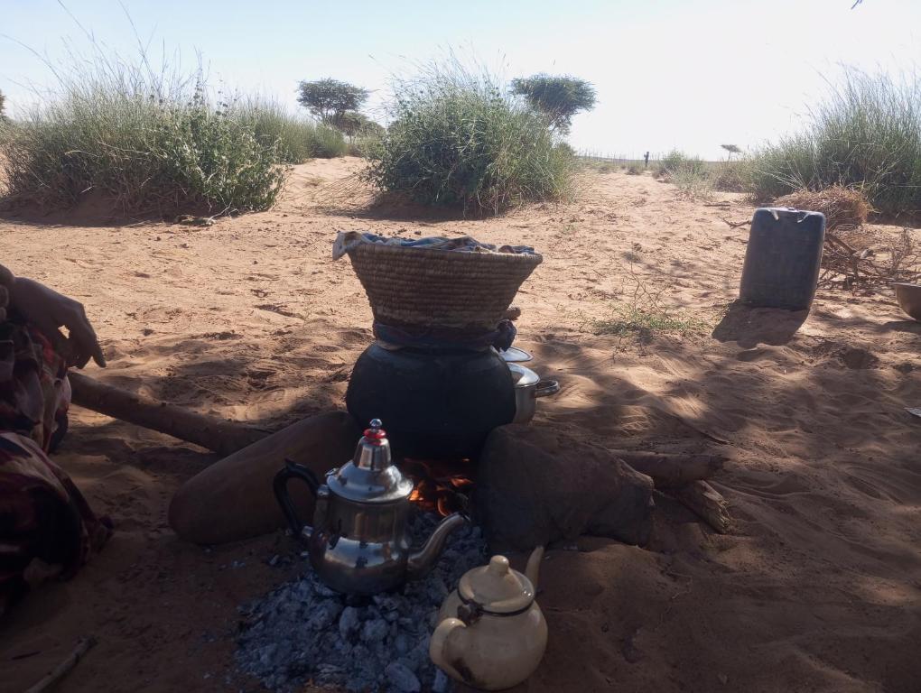 a camp fire with a basket on top of it at dar Brahim in Mhamid