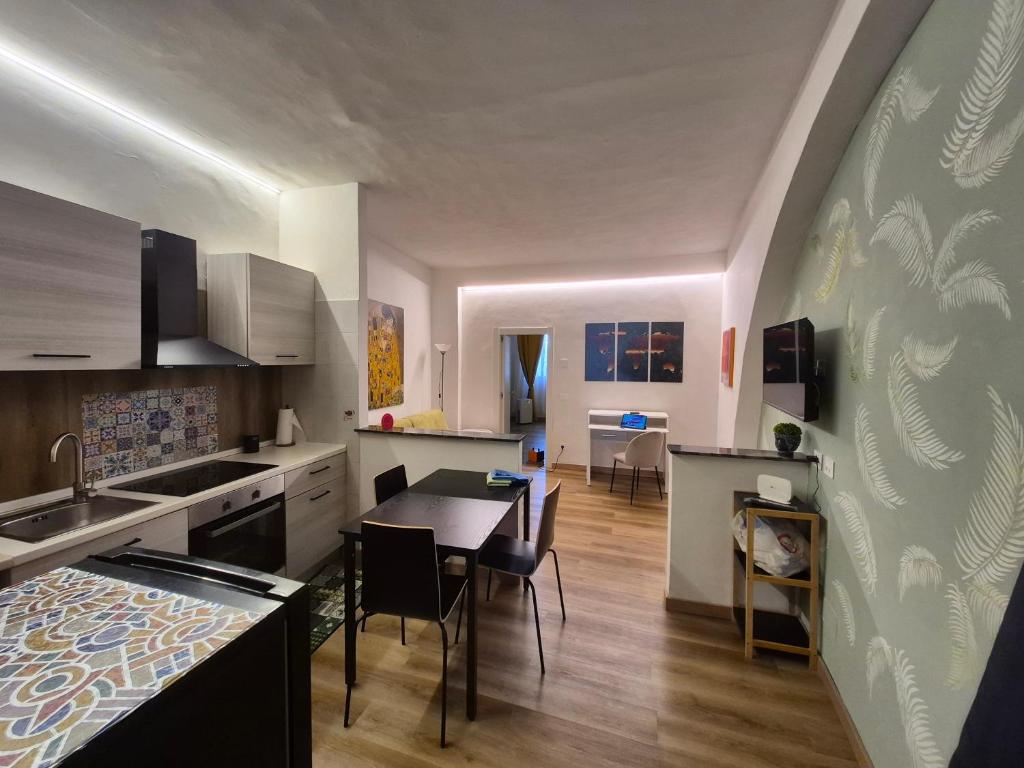 eine Küche und ein Wohnzimmer mit Tisch und Stühlen in der Unterkunft Casa Mamma Maria in Tivoli