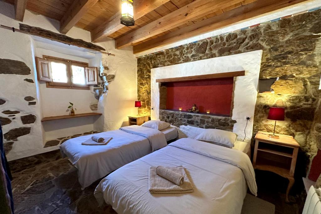 Postel nebo postele na pokoji v ubytování Cinco Lunas VEGETARIAN Guesthouse