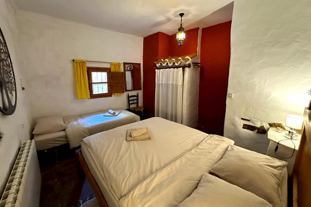 Postel nebo postele na pokoji v ubytování Cinco Lunas VEGETARIAN Guesthouse