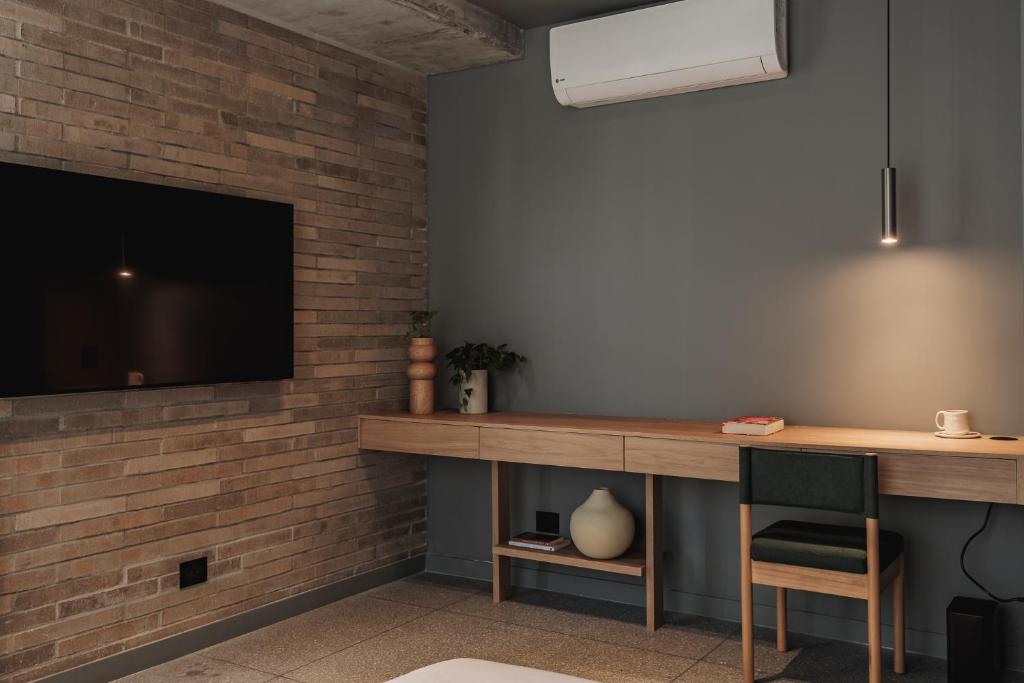 TV a/nebo společenská místnost v ubytování The Somos Loho Hotel