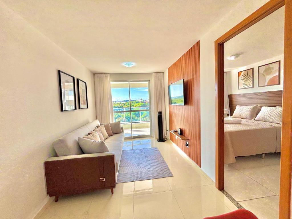 una sala de estar con un sofá y una cama en Ilha de Pharos Stella mares, en Salvador