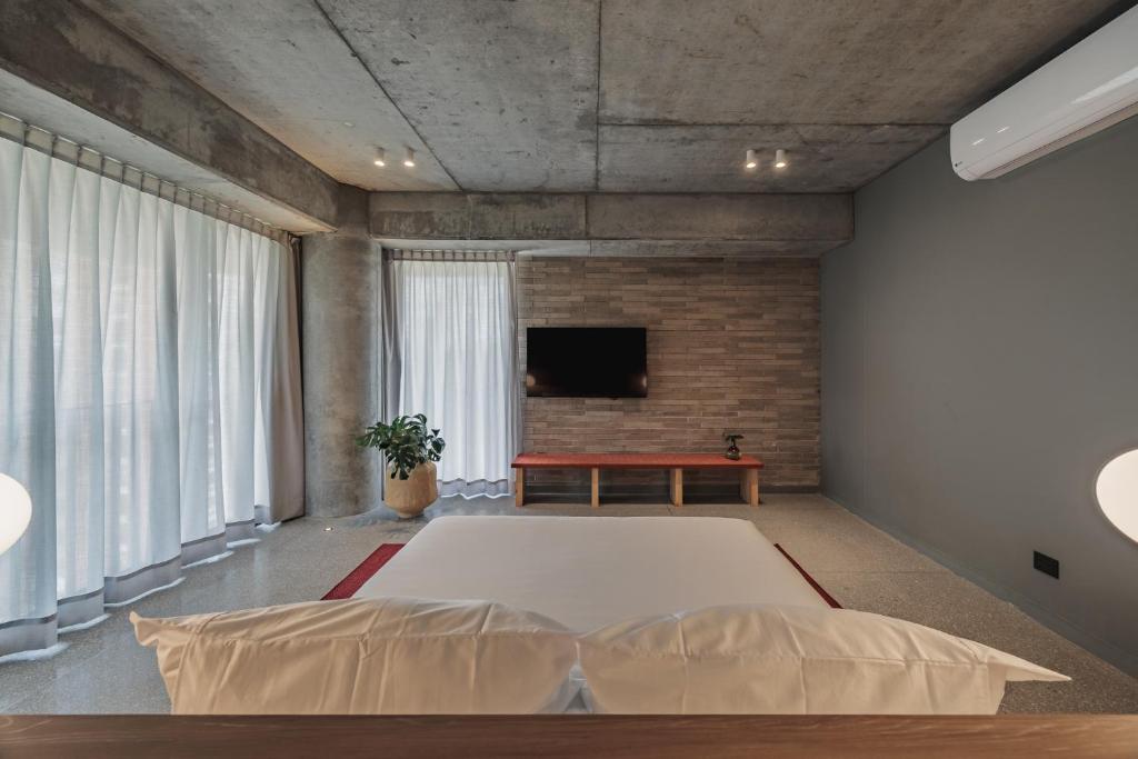 Postel nebo postele na pokoji v ubytování The Somos Loho Hotel