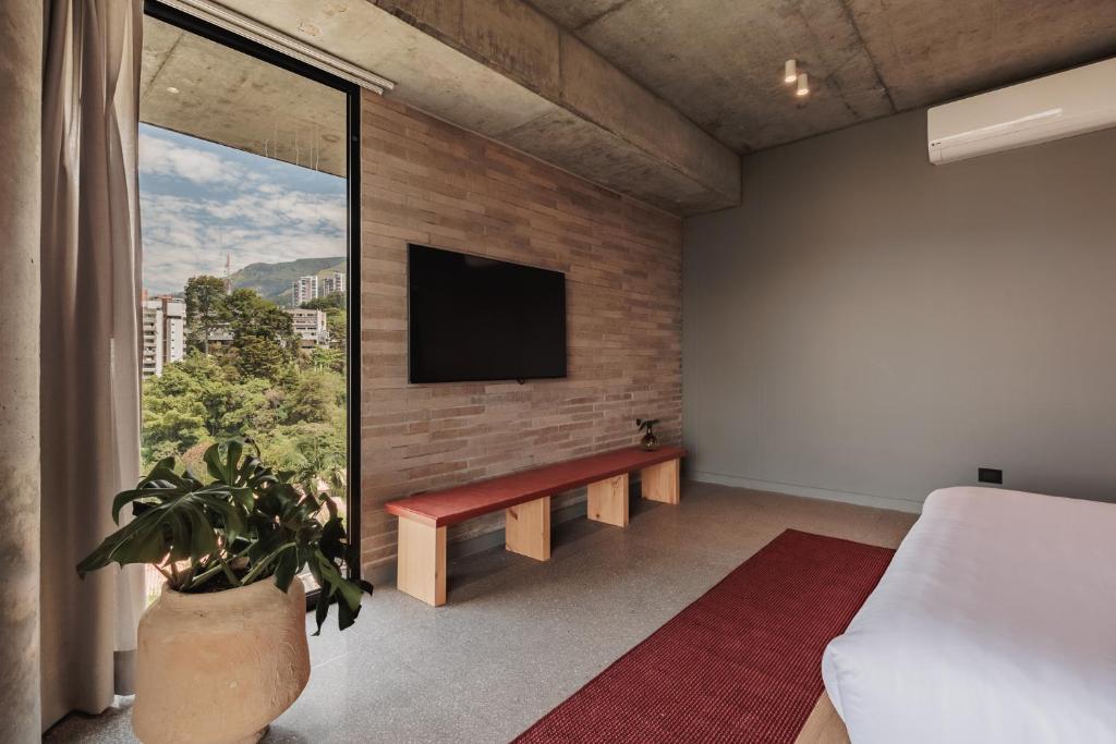 TV a/nebo společenská místnost v ubytování The Somos Loho Hotel